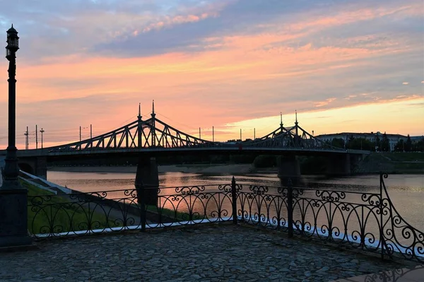 Városi Táj Egy Gyönyörű Naplemente Este Folyón Töltés Egy Híd — Stock Fotó