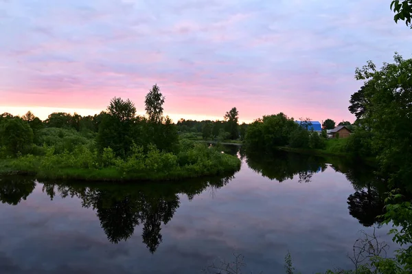 Восход Солнца Над Рекой Розовыми Облаками Небе Отражающимися Спокойной Воде — стоковое фото