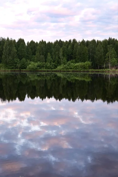 Восход Солнца Над Рекой Розовыми Облаками Небе Отражающимися Спокойной Воде — стоковое фото