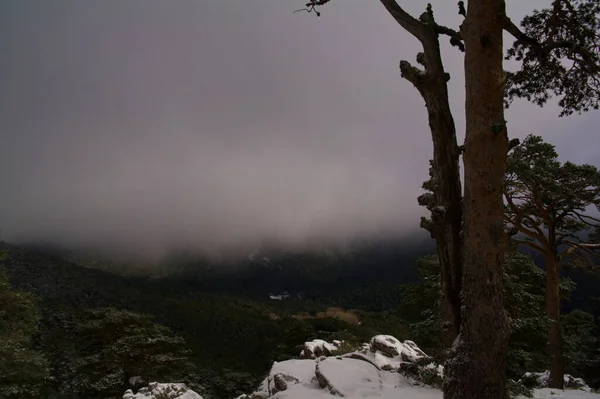 Nuvens Paisagem Montanhas Natureza Árvores Vista Espanha Inverno — Fotografia de Stock