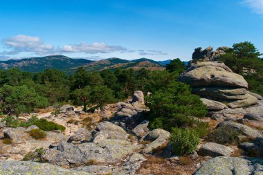 manzara dağları doğa gökyüzü bulutlarına bakıyor