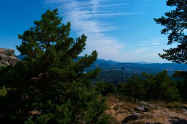 manzara dağları doğa gökyüzü bulutlarına bakıyor