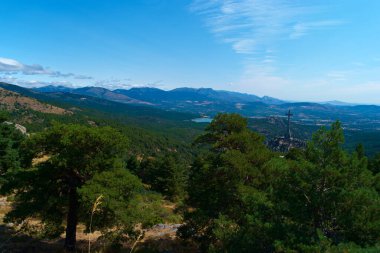 manzara dağları doğa gökyüzü bulutlarına bakıyor