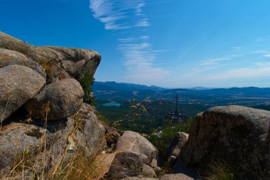 manzara dağları doğa gökyüzü bulutlarına bakıyor