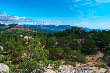 manzara dağları doğa gökyüzü bulutlarına bakıyor