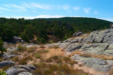 manzara dağları doğa gökyüzü bulutlarına bakıyor