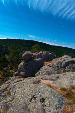 manzara dağları doğa gökyüzü bulutlarına bakıyor