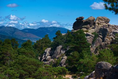 manzara dağları doğa gökyüzü bulutlarına bakıyor