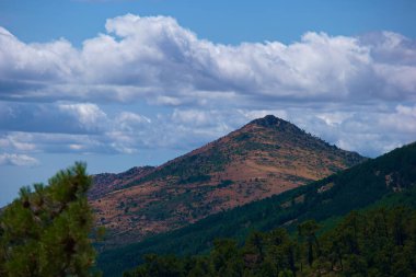 manzara dağları doğa gökyüzü bulutlarına bakıyor
