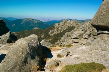 manzara manzarası yaz dağları gökyüzü mavi 