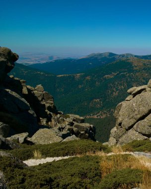 manzara manzarası yaz dağları gökyüzü mavi 