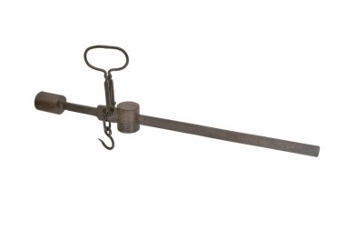 Eski bir asma pulu düz bir yüzeye dayanır, metal yapısını ve kancasını gösterir..