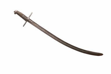 Kavisli bir kılıç, ince işçiliğini ve zarif tasarımını vurgulayan sade bir zemine dayanır. Kılıç hafifçe parıldıyor, ışığı güzel yansıtıyor..