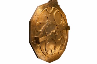 Pirinçten yapılmış güzel işlenmiş sekiz köşeli astronomik bir alet sağlam bir ahşap tabanda duruyor. Karmaşık oymalar ve hareketli parçalar içeriyor. Tarihi önemini gözler önüne seriyor..