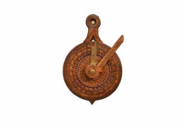 Ahşap bir navigasyon aracı ayrıntılı oymalar ve muhtemelen zaman ve yönü belirlemek için kullanılan dönen bir kol içerir. Geçmiş dönemin işçiliğini yansıtıyor..