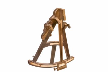 Bu antika pirinç sekstant gök cisimleri ve ufuk arasındaki açıları ölçmek için tasarlanmıştır. Seyahatler sırasında denizcilere yardımcı olur..