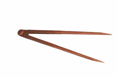 Araç, çeşitli el sanatları veya teknik uygulamalarda hassas ölçümler yapmak için tasarlanmış ayarlanabilir bir menteşeyle bağlanmış iki noktalı ucu içeriyor. Sağlam inşaatı güvenilir kullanım sağlar.