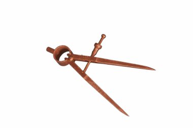 Kesin ölçümler ve taslaklar için tasarlanmış bakır pusula aracı gösterilir. Geometri ve mühendislik derslerinde genellikle doğru çizimler için kullanılır..