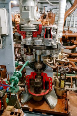 Metal bileşenler ve borular geminin makine dairesini doldurur. Orada çeşitli makineler, geminin denizdeki yolculuğu için güç ve itiş gücü sağlar..