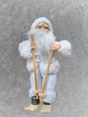 Parlak bir dolunay altında neşeli elementlerle dekoratif Noel düzenlemesi