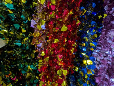 Parlak bir dolunay altında neşeli elementlerle dekoratif Noel düzenlemesi