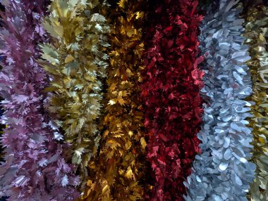 Parlak bir dolunay altında neşeli elementlerle dekoratif Noel düzenlemesi