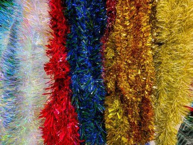 Parlak bir dolunay altında neşeli elementlerle dekoratif Noel düzenlemesi