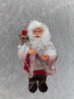 Parlak bir dolunay altında neşeli elementlerle dekoratif Noel düzenlemesi