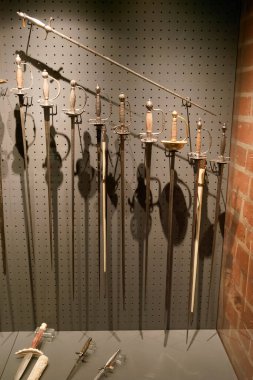 Müzedeki bir duvarda tarihi kılıç ve silah koleksiyonu sergileniyor. Her silah özgün tasarımlar ve zanaatkârlık sergiliyor. Karmaşık sapları ve çeşitli uzunlukları var..