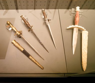 Her biri eşsiz tasarım ve malzemelere sahip bir müze dolabında birden fazla süslü hançer sergileniyor. Eşyalar düzgün bir şekilde düzenlenerek, işçilikleri yakından incelenecek..