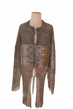 Metalik gümüş kaplamalı çarpıcı bir el yapımı ceket bir mankenin üzerinde sergilenir. Elbise eşsiz bir detay ve göz alıcı bir tasarım içeriyor, ileri moda her birey için mükemmel..