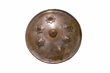 Bu gümüş kalkanın kenarlarında altı yükselen yıldız ve detaylı oymalar var. Sergide belli bir kültür geleneğinin zanaatkarlığı sergileniyor ve büyük olasılıkla tarihi bir dönemden geliyor..