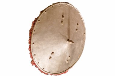 Bu yuvarlak duvar saati doğal malzemelerden yapılmış desenli bir yüzeye sahiptir. Kırsal tasarımı, yükseltilmiş noktalar ve basit saat kollarını içeriyor. Ev dekorasyonunu geliştirmek için mükemmel..