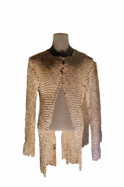 Bu el yapımı süveter bir mankenin üzerinde, eşsiz örgü desenleri ve doğal bir rengi var. Tasarımı kış aylarında sıcaklık ve tarz katmak için mükemmeldir..