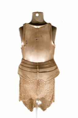 Çok güzel hazırlanmış antik bir zırh belirgin bir şekilde sergileniyor. Zırhın eşsiz tasarımı onun tarihsel önemini ve yaratılışında kullanılan materyalleri vurgular..