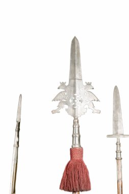 Törensel mızraklar dikey dizilmiş, ayrıntılı tasarımlarını ve ana mızraktaki belirgin kırmızı püsküllerini vurguluyorlar. Bu parçalar zengin bir kültürel geleneği yansıtıyor..