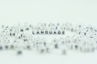 Harfli küçük plastik küpler beyaz bir yüzeye yerleştirilir. Bir grup küp, diğer harfler etrafa saçılmışken, bu kelimeyi heceler..