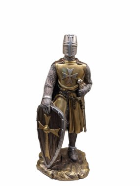 Bir elinde kılıç, diğer elinde kalkan olan bir şövalye heykeli. Bu figür bir kaya tabanında ve zincirli zırh ve zırh gibi detaylar içeriyor. Düz bir yüzeyde sergileniyor..