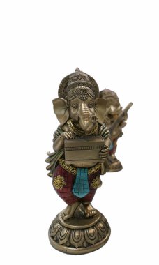 Bir heykel Ganesha 'yı gösteriyor, Hindu tanrısı, bir müzik aleti tutuyor ve yuvarlak bir üste duruyor. Arkasında kısmen görünen başka bir figür daha var. İçerisi yumuşak ışıklandırmayla dolu..