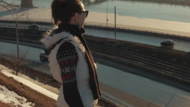 Puente al atardecer con una chica — Vídeos de Stock