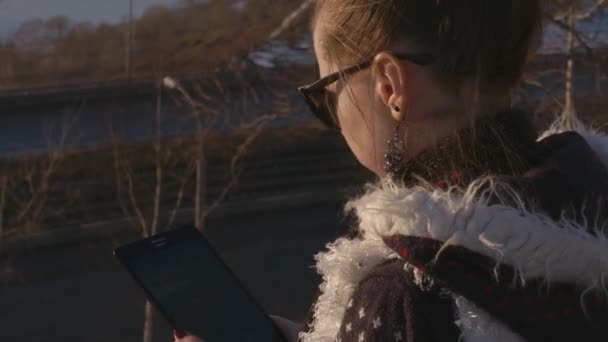 Menina com tablet — Vídeo de Stock