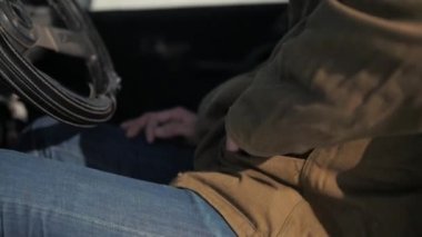 Genç adam arabanın anahtarları çeker