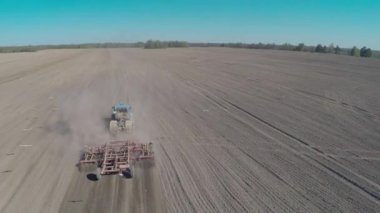 Sahada çalışan traktör. Havadan çekim