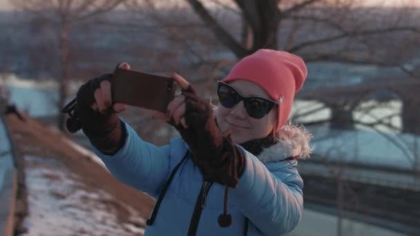 Fotot på telefonen. Kvällen selfie — Stockvideo