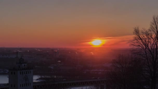 Захід сонця над містом — стокове відео