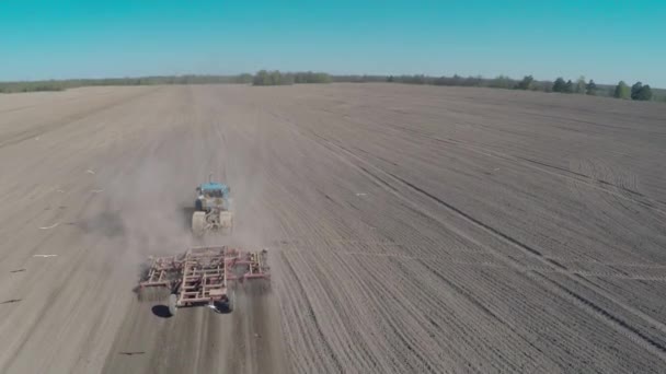 Trattore al lavoro sul campo. Sparatoria aerea — Video Stock