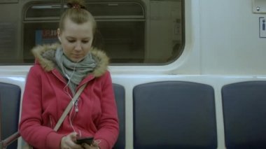 Kız metro müzik dinler
