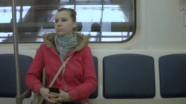 Gizemli kız, metro ile gider