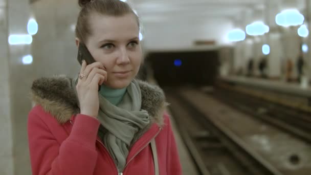 Dívka mluví s mámou na telefonu — Stock video