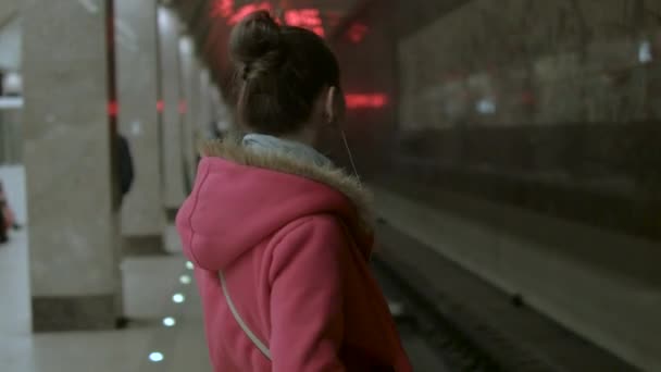 La fille attend l'arrivée du train — Video